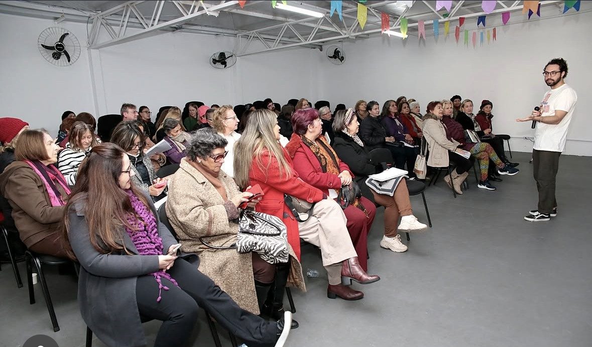 Turma de professoras aposentadas acompanha a aula no auditório do SISMMAC