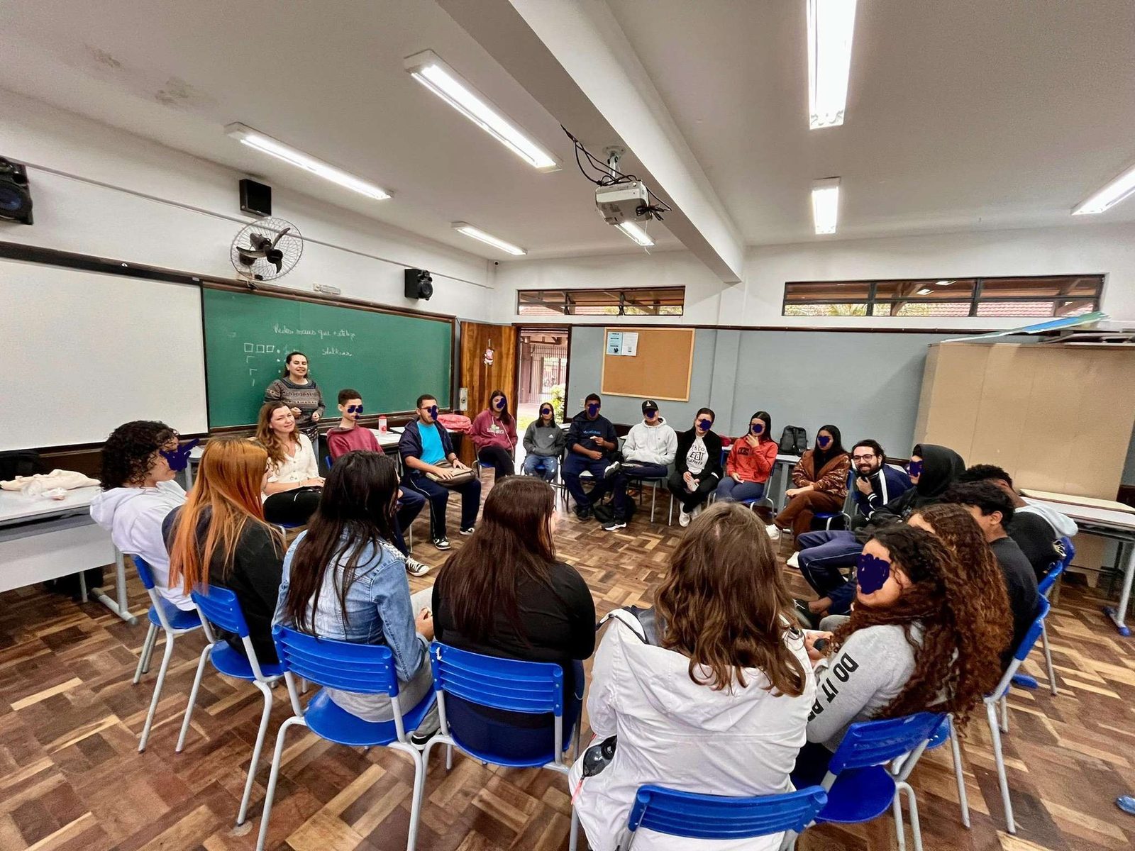 Roda de conversa com adolescentes em uma sala de aula